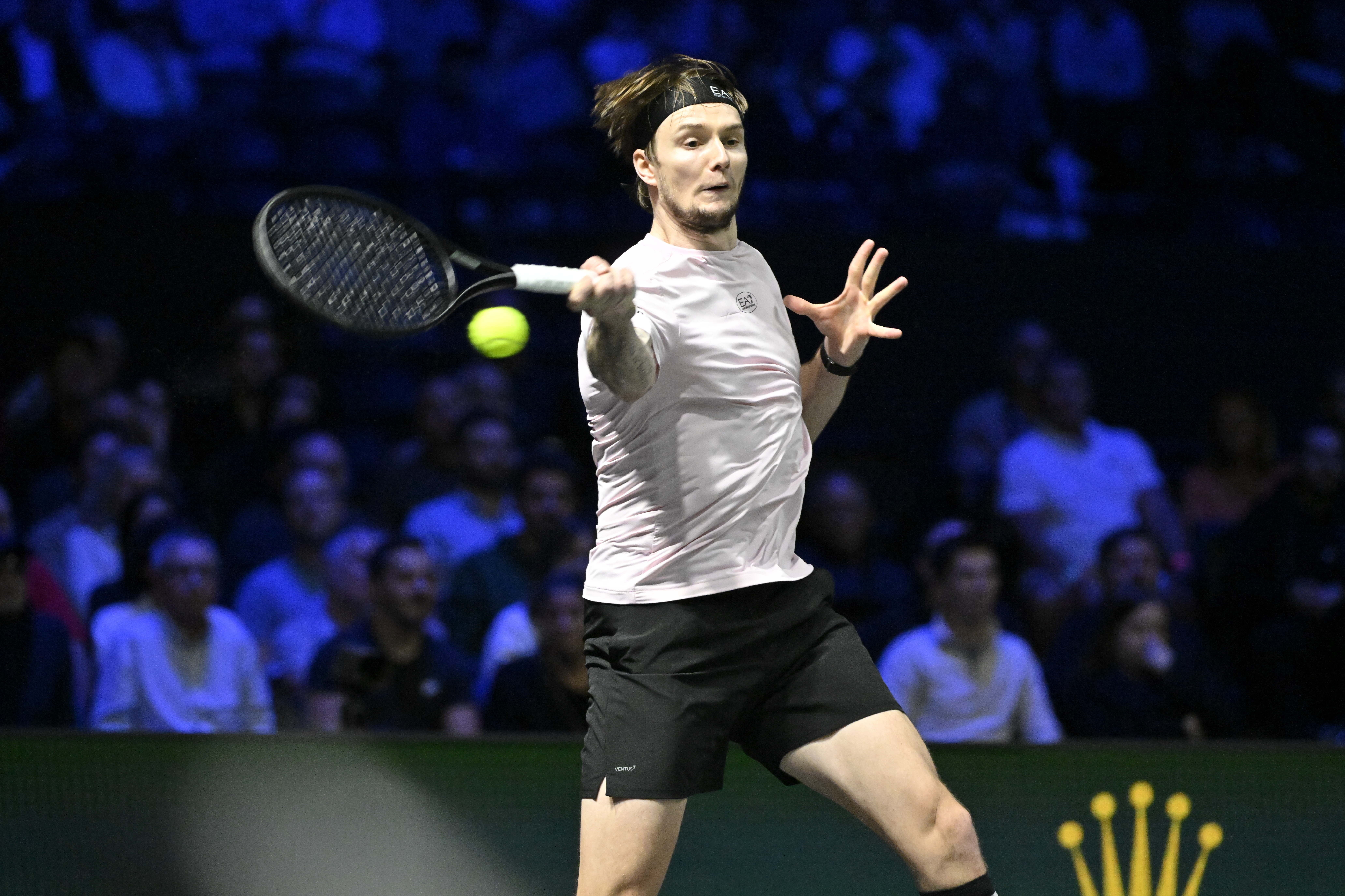 Бублик проиграл Оже-Альяссиму в матче за выход в финал «Мастерса» в Париже.