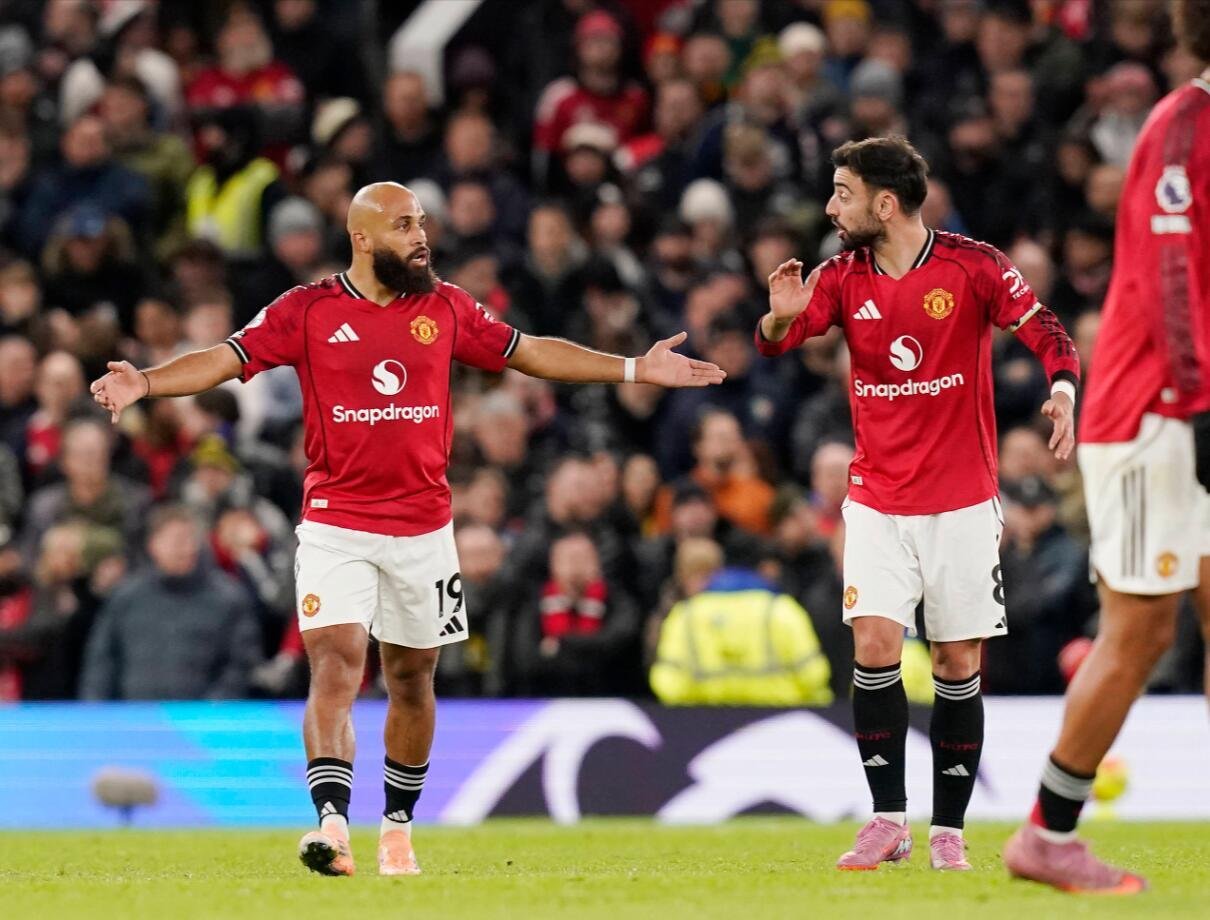 «Манчестер Юнайтед» в большинстве проиграл «Эвертону» в АПЛ.