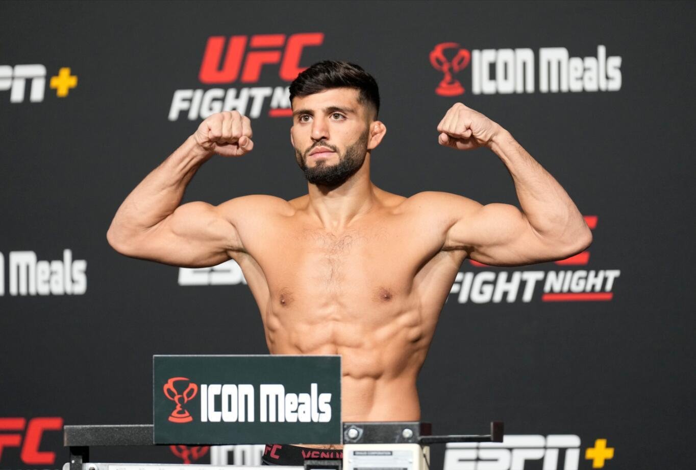 Царукян задушил Хукера в главном бою турнира UFC в Катаре.