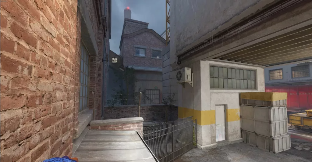 Молотов за защиту с коннектора на ладдер перед лестницей