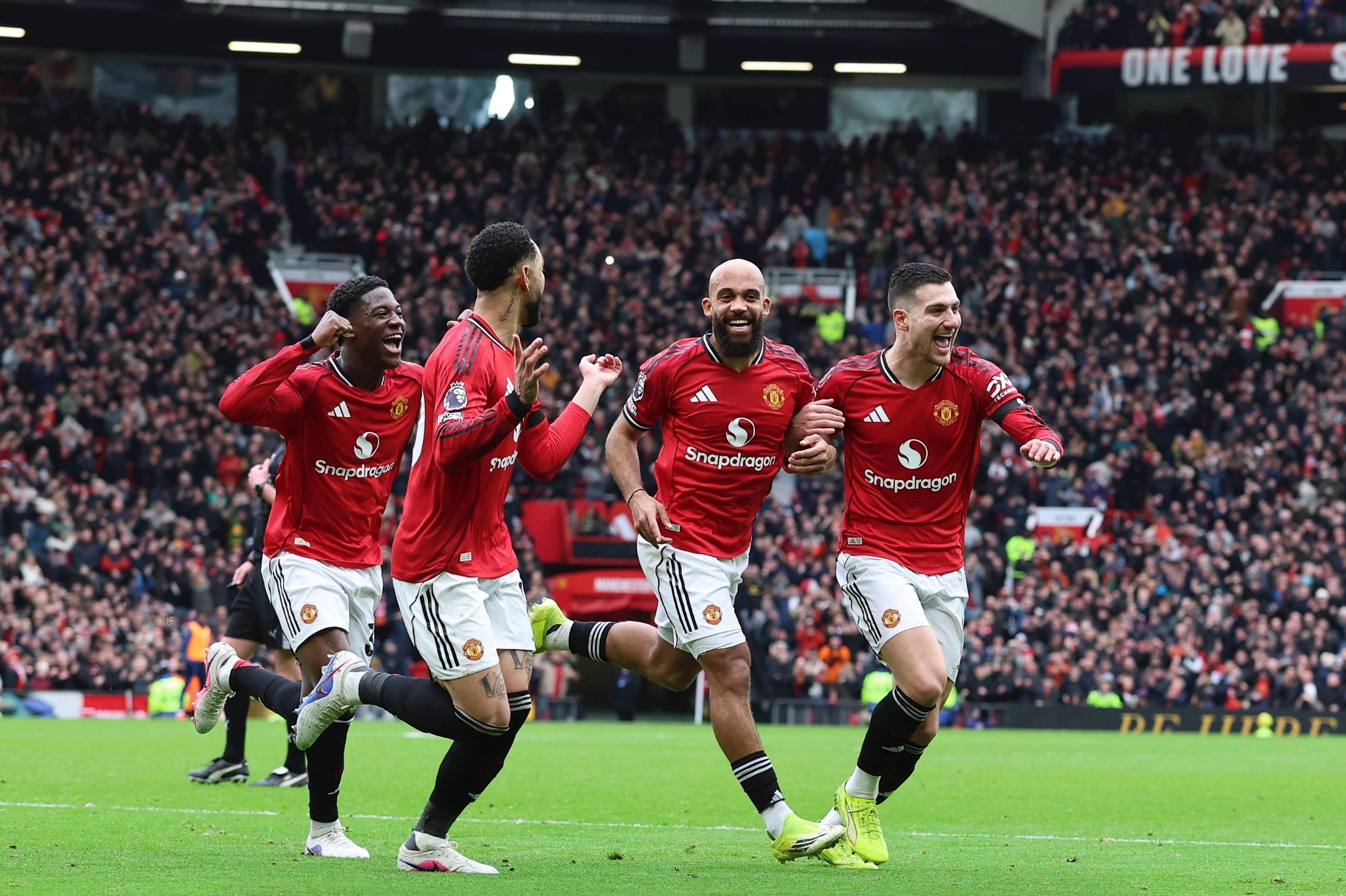 «Манчестер Юнайтед» одержал четвёртую победу подряд в АПЛ, обыграв дома «Тоттенхэм».