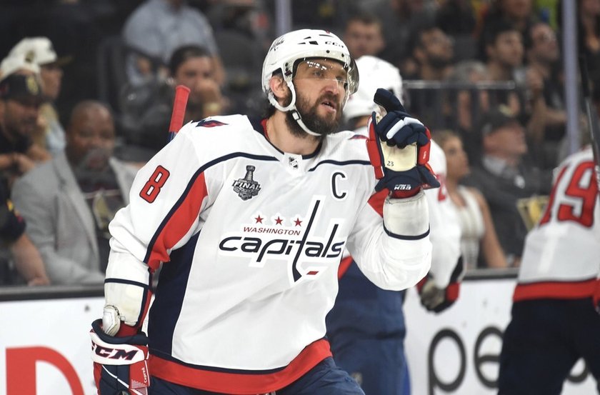 «Я подумаю об этом». Овечкин — о просьбе фанатов остаться в НХЛ ещё на сезон.