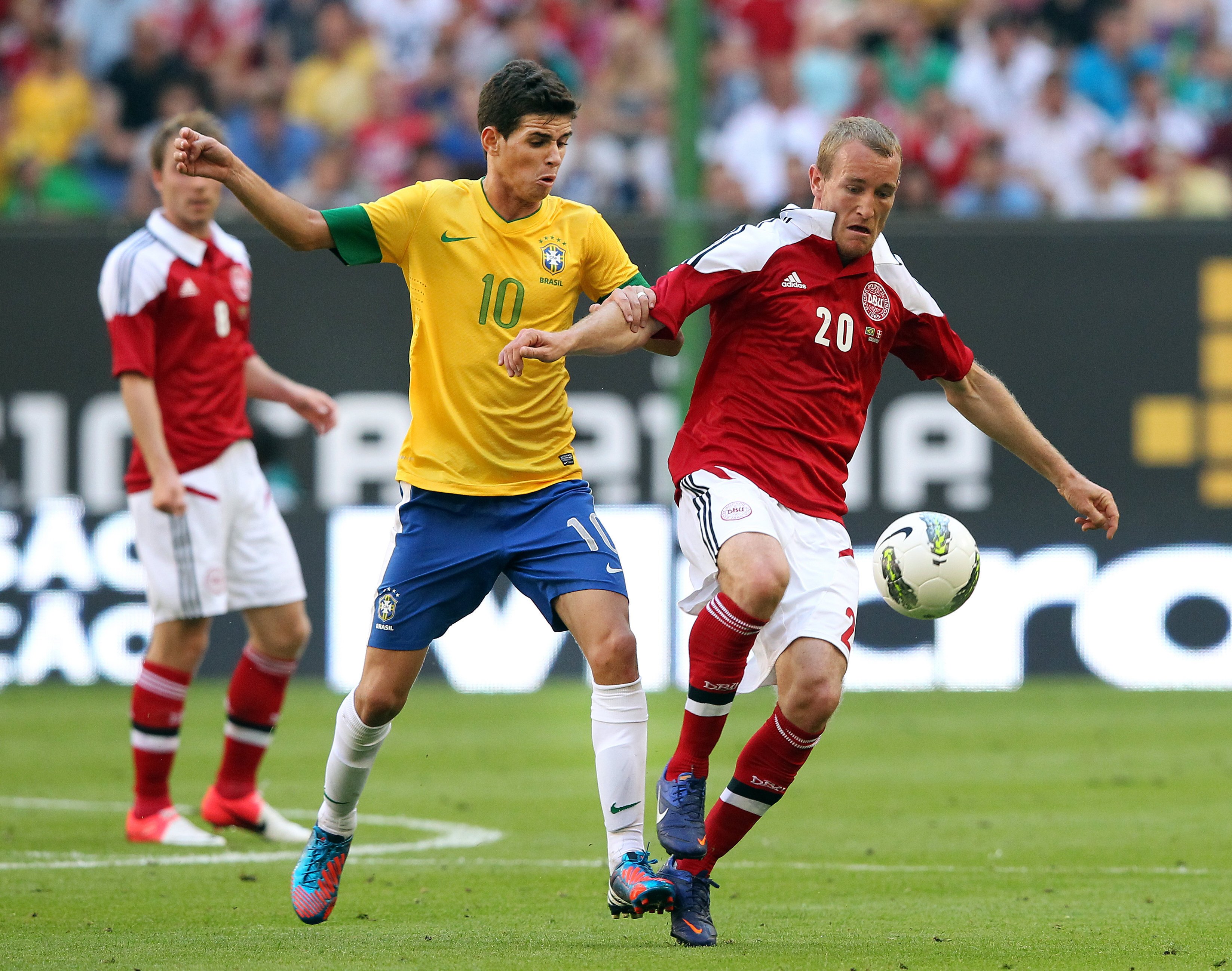 Экс-игрок сборной Бразилии Оскар решил завершить карьеру из-за проблем с сердцем.