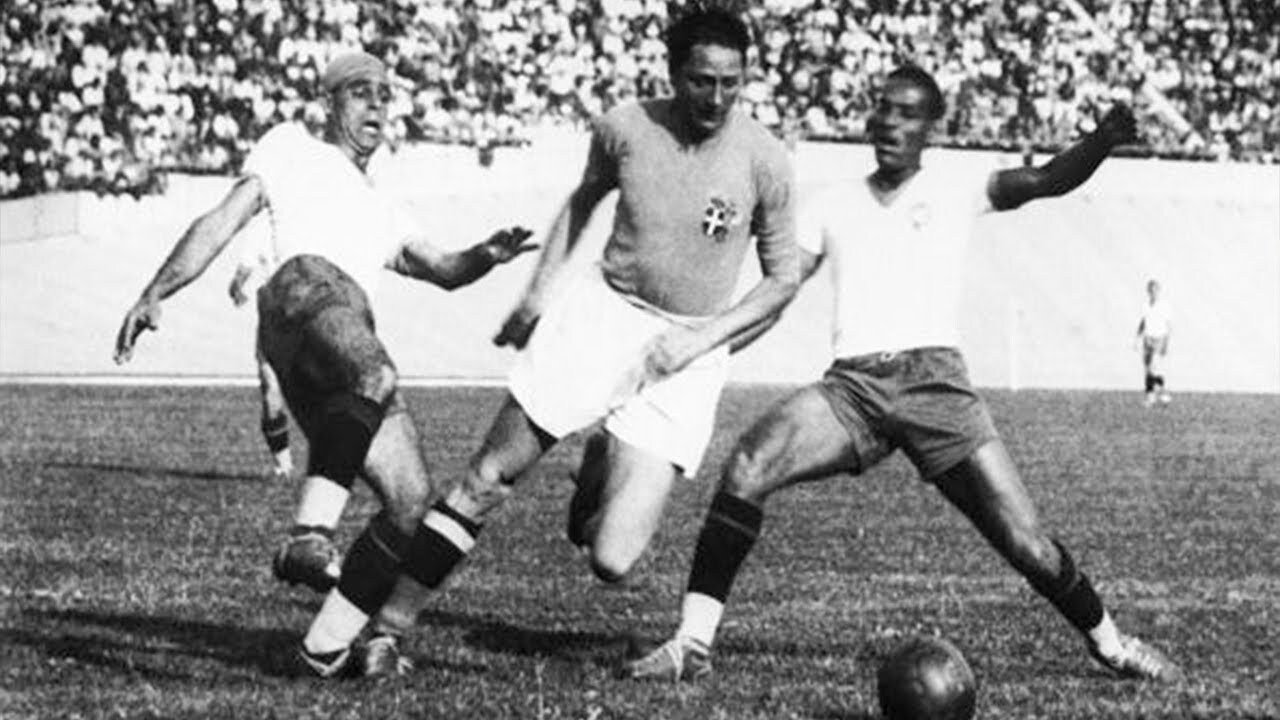 Сильвио Пиола в матче против Бразилии