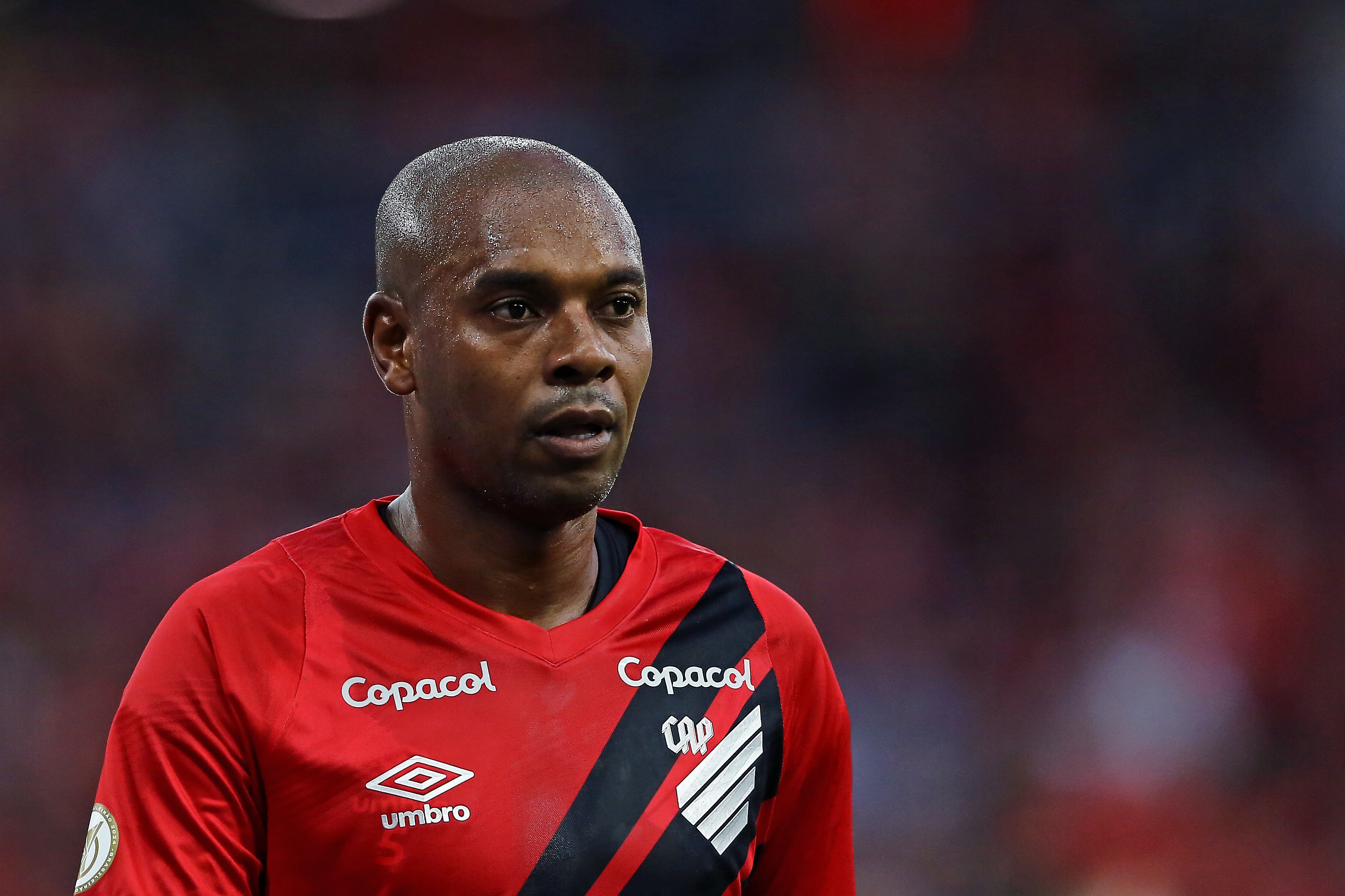 Экс-полузащитник «Манчестер Сити» Фернандиньо завершил карьеру.