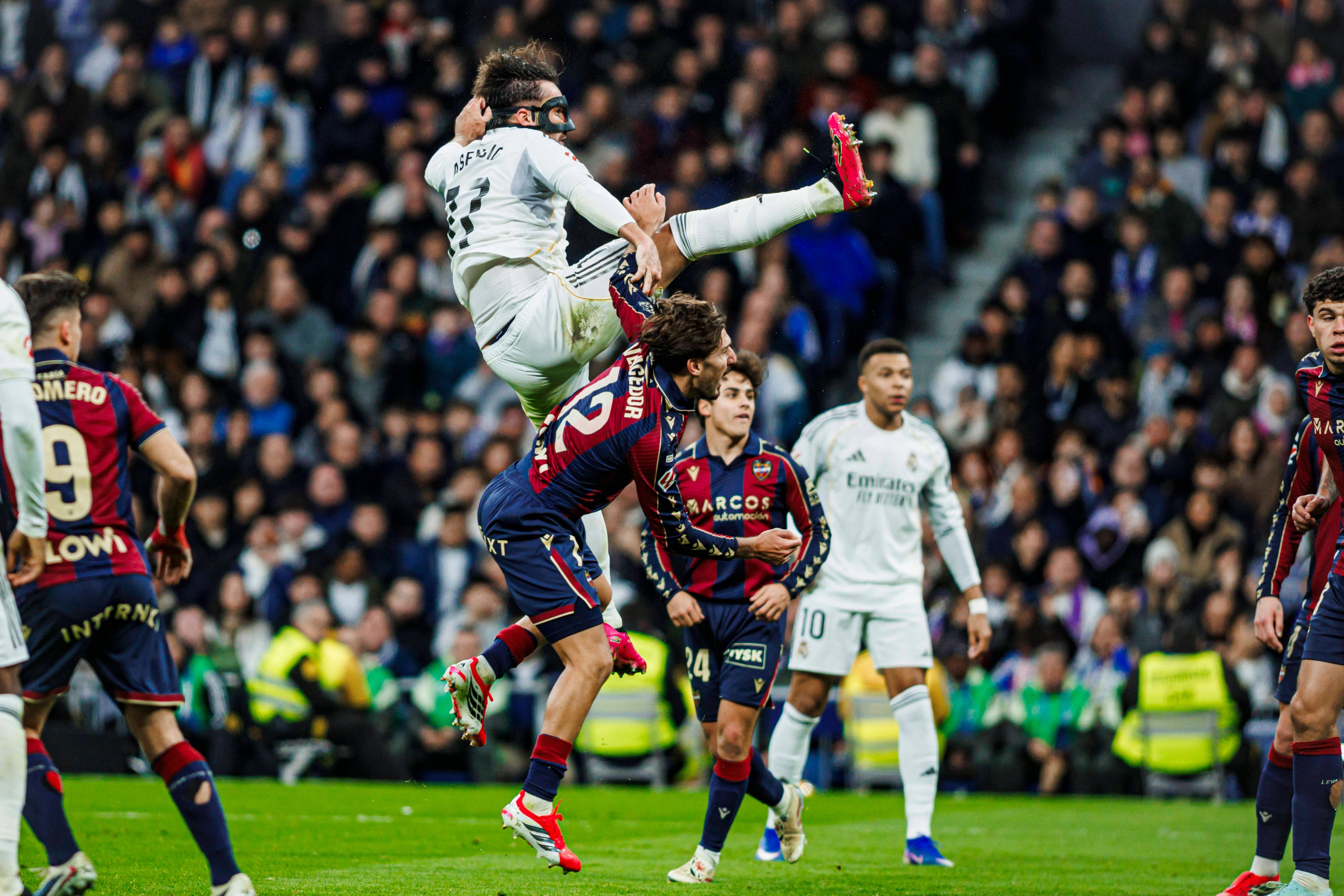 «Реал» обыграл «Леванте» в домашнем матче Ла Лиги, несмотря на фанатские акции протеста.