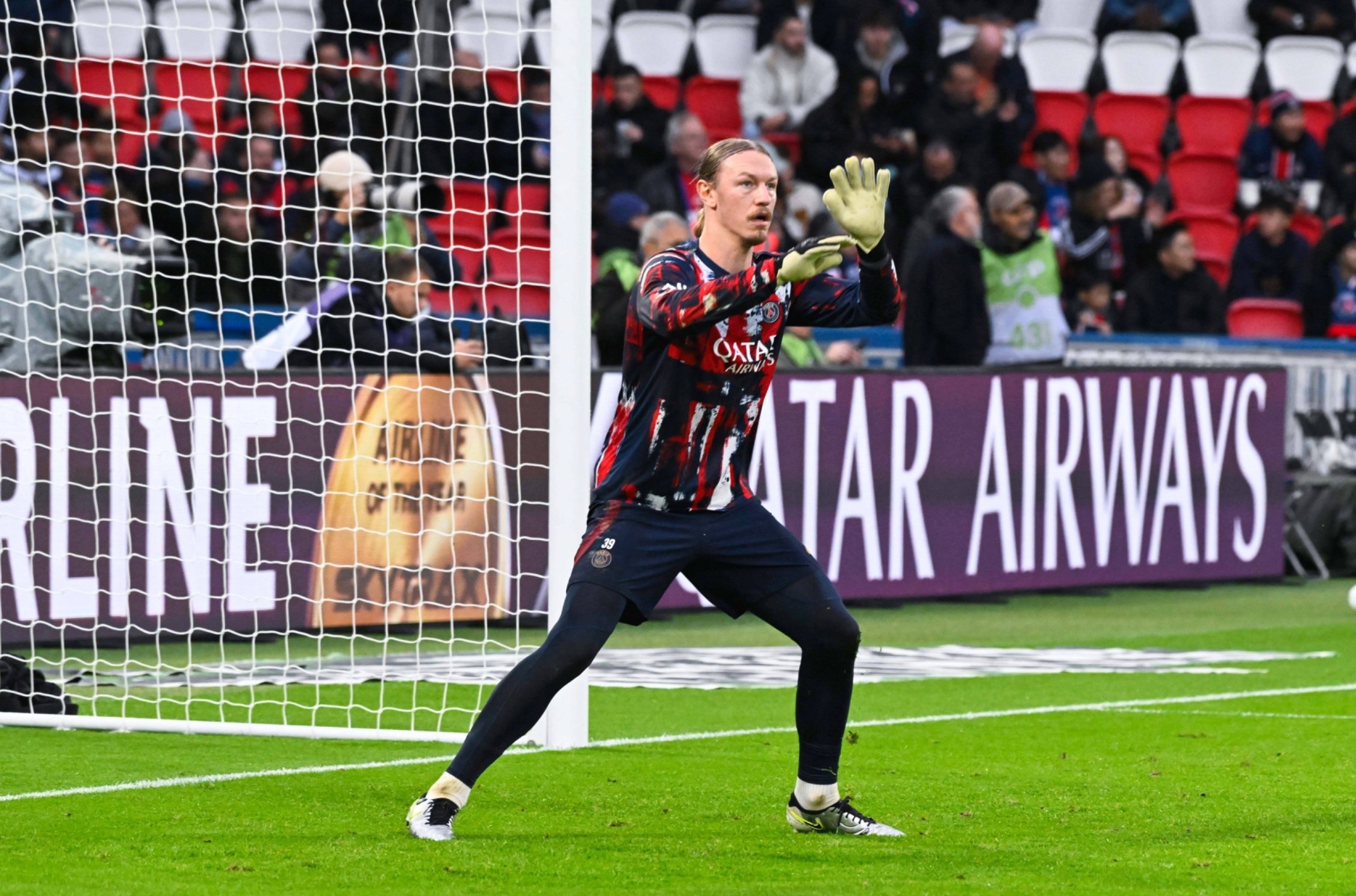 Алексей Комар: «ПСЖ» стёр лицо Сафонова на общем фото игроков.