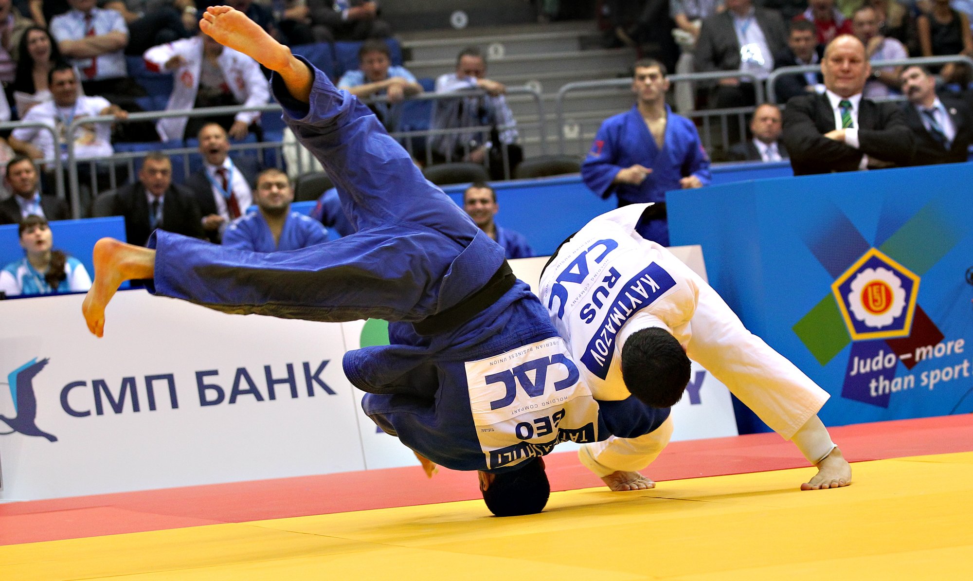 Российский дзюдоист Блиев завоевал первое золото после возвращения флага РФ.