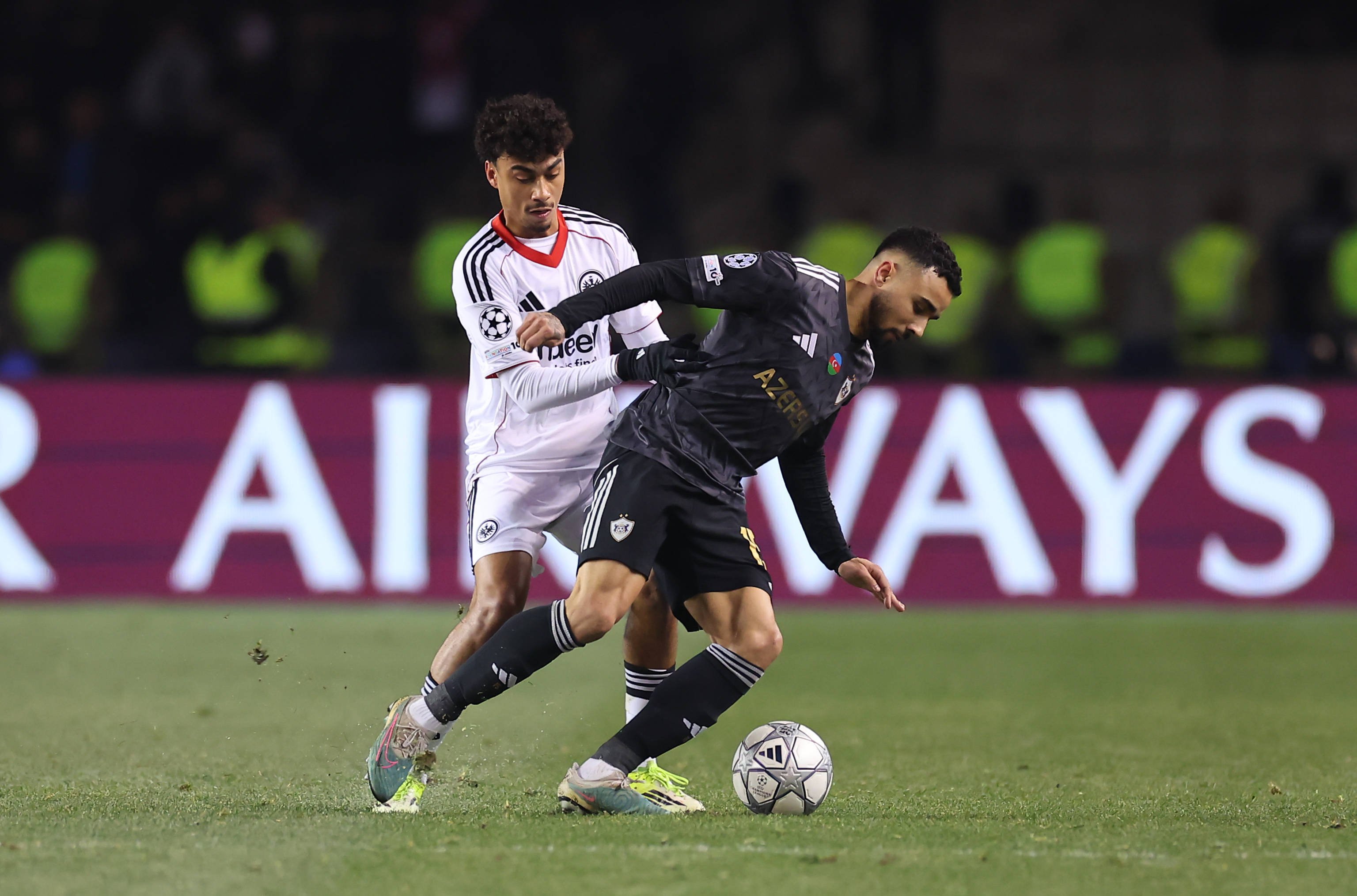 «Карабах» поднялся в зону плей-офф Лиги чемпионов, одержав волевую победу над «Айнтрахтом».