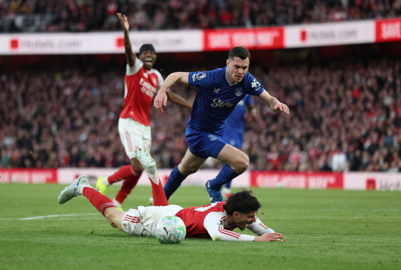 «Арсенал» одолел «Эвертон» и увеличил отрыв от «Ман Сити» до 10 очков.