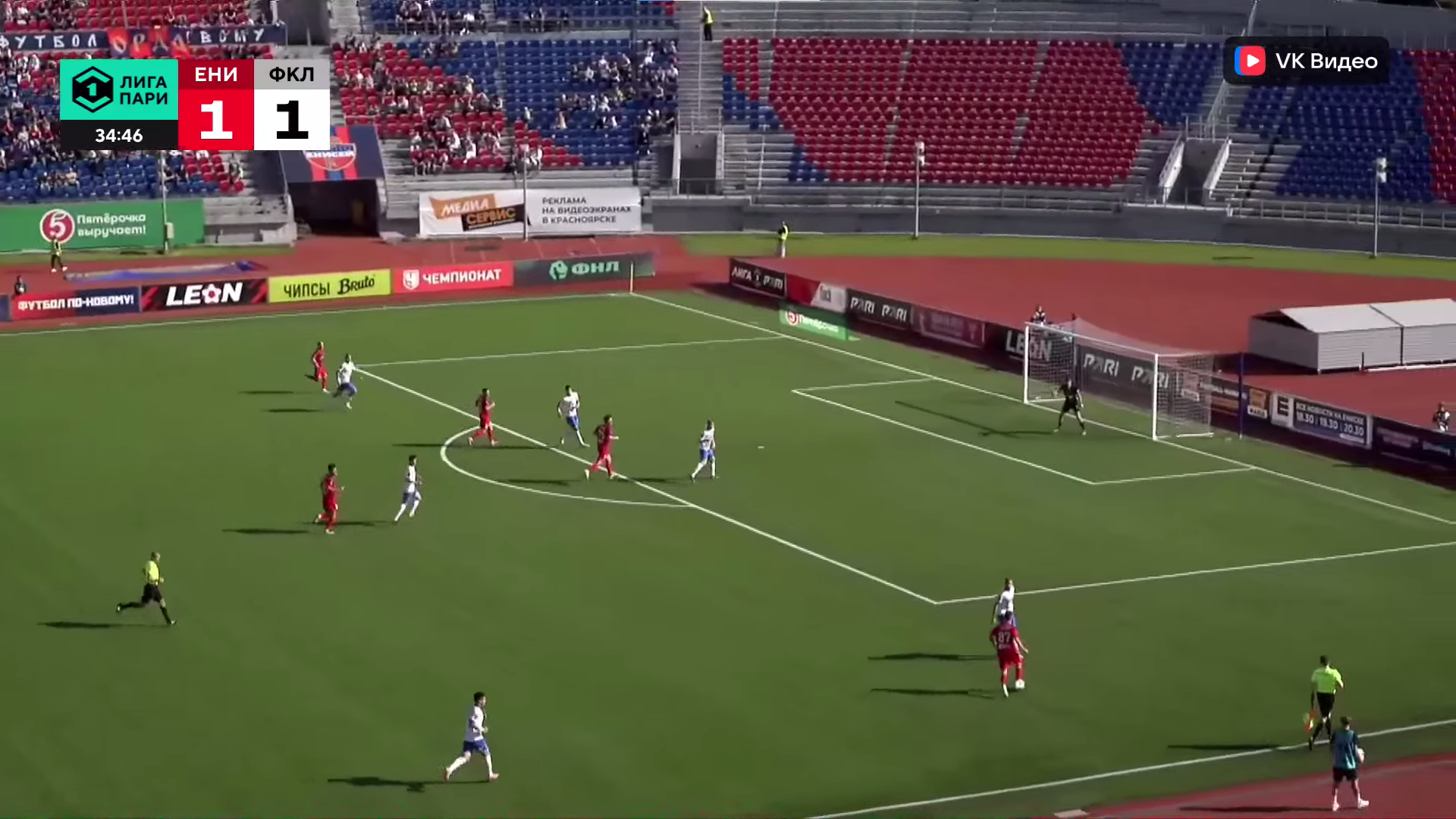 Игрок «Енисея» около штрафной