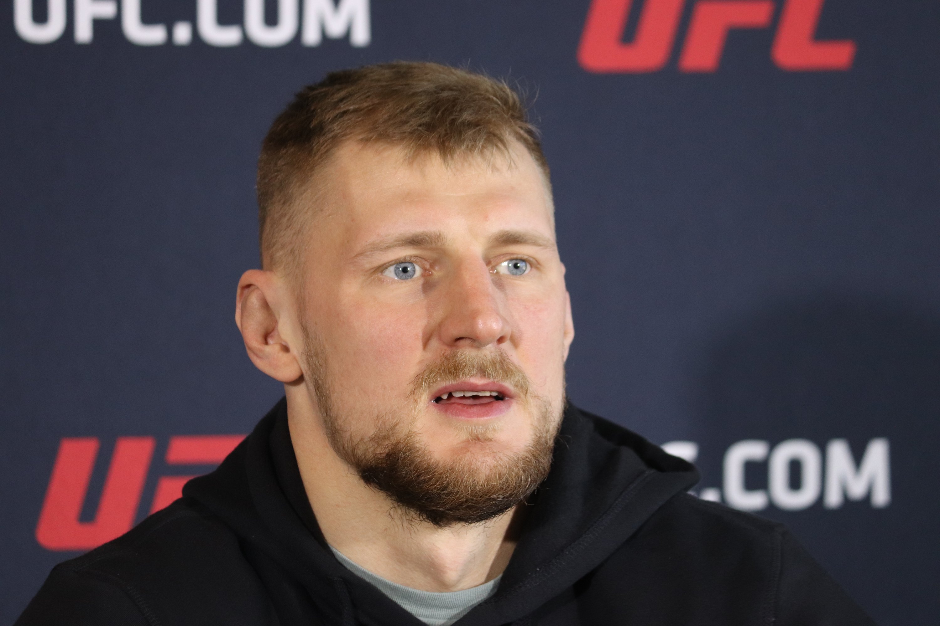 Где смотреть бой UFC Волков — Кортес-Акоста 10 мая.