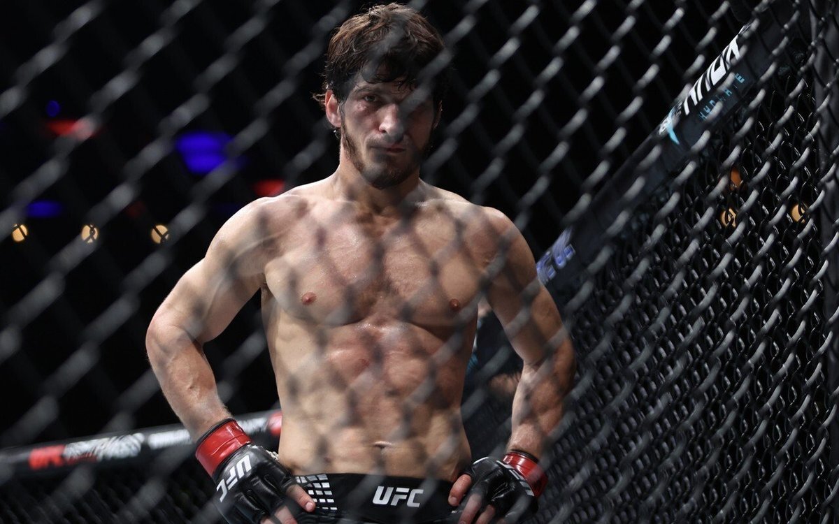 Непобеждённый россиянин Евлоев получит бой за титул на UFC 333.
