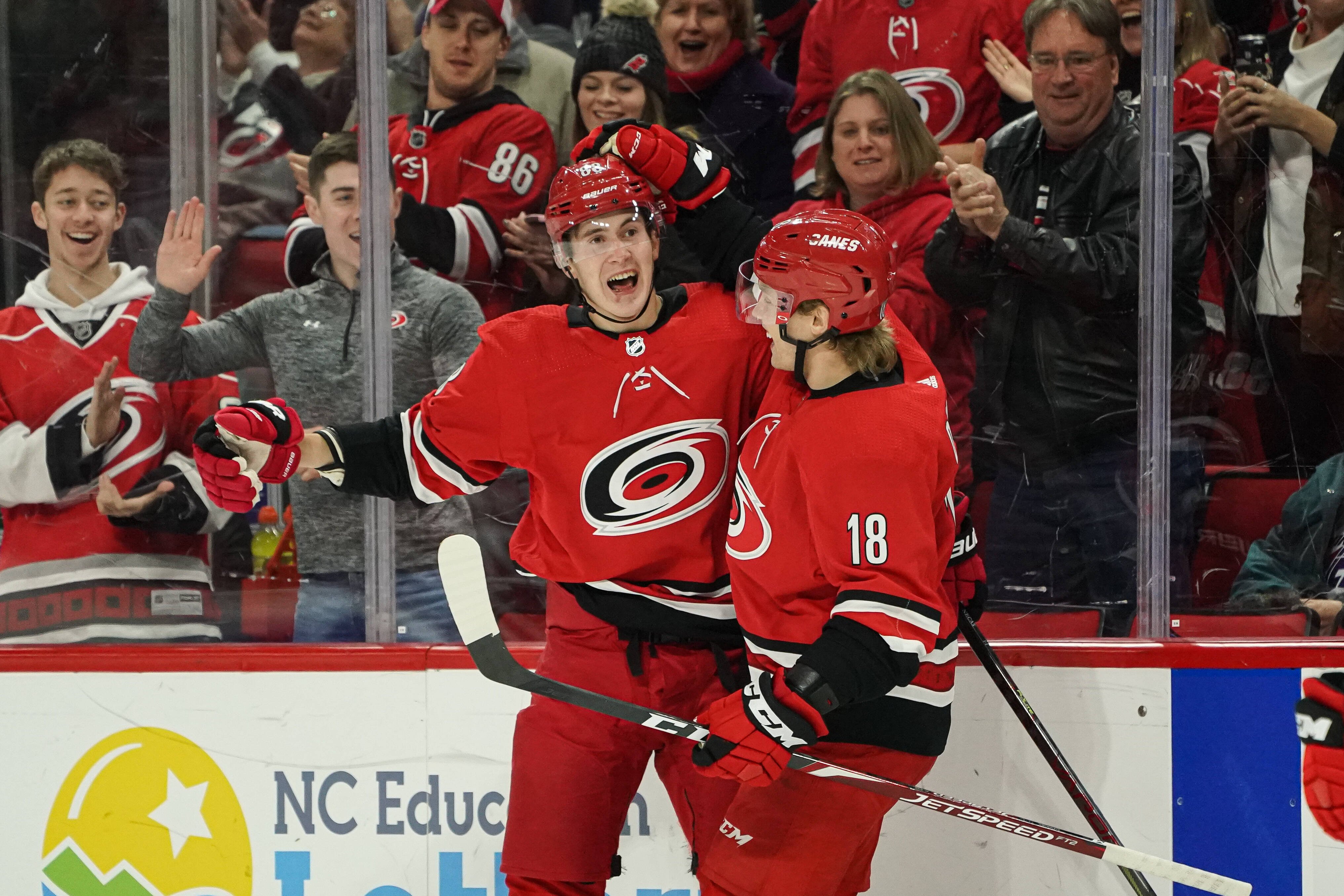 Дубль Свечникова помог «Каролине» обыграть «Ванкувер».