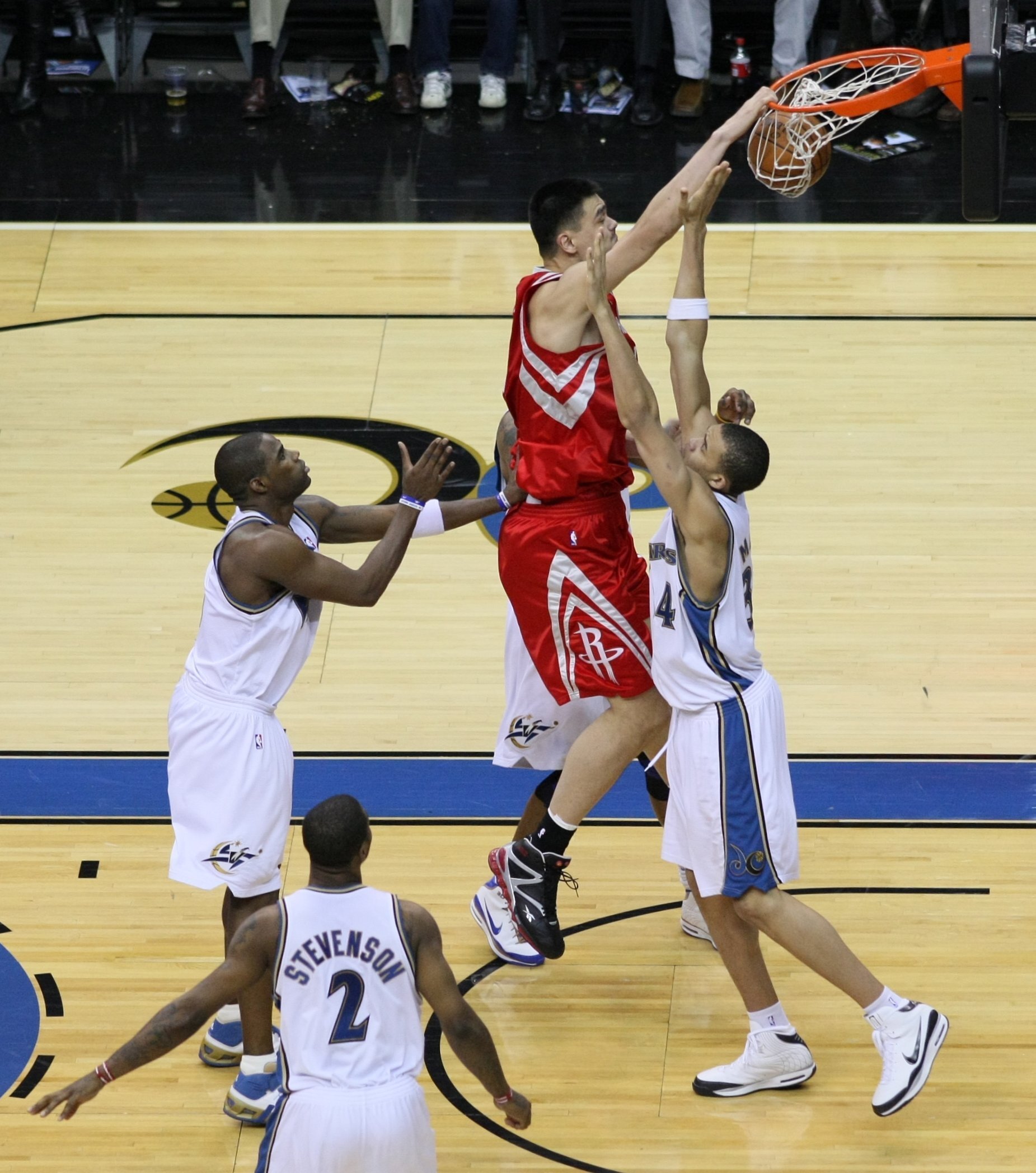 Мин данкует без прыжка