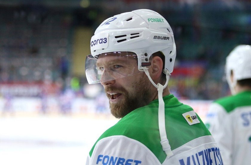 Кузнецов получил тяжёлую травму и покинул лёд на носилках: видео.