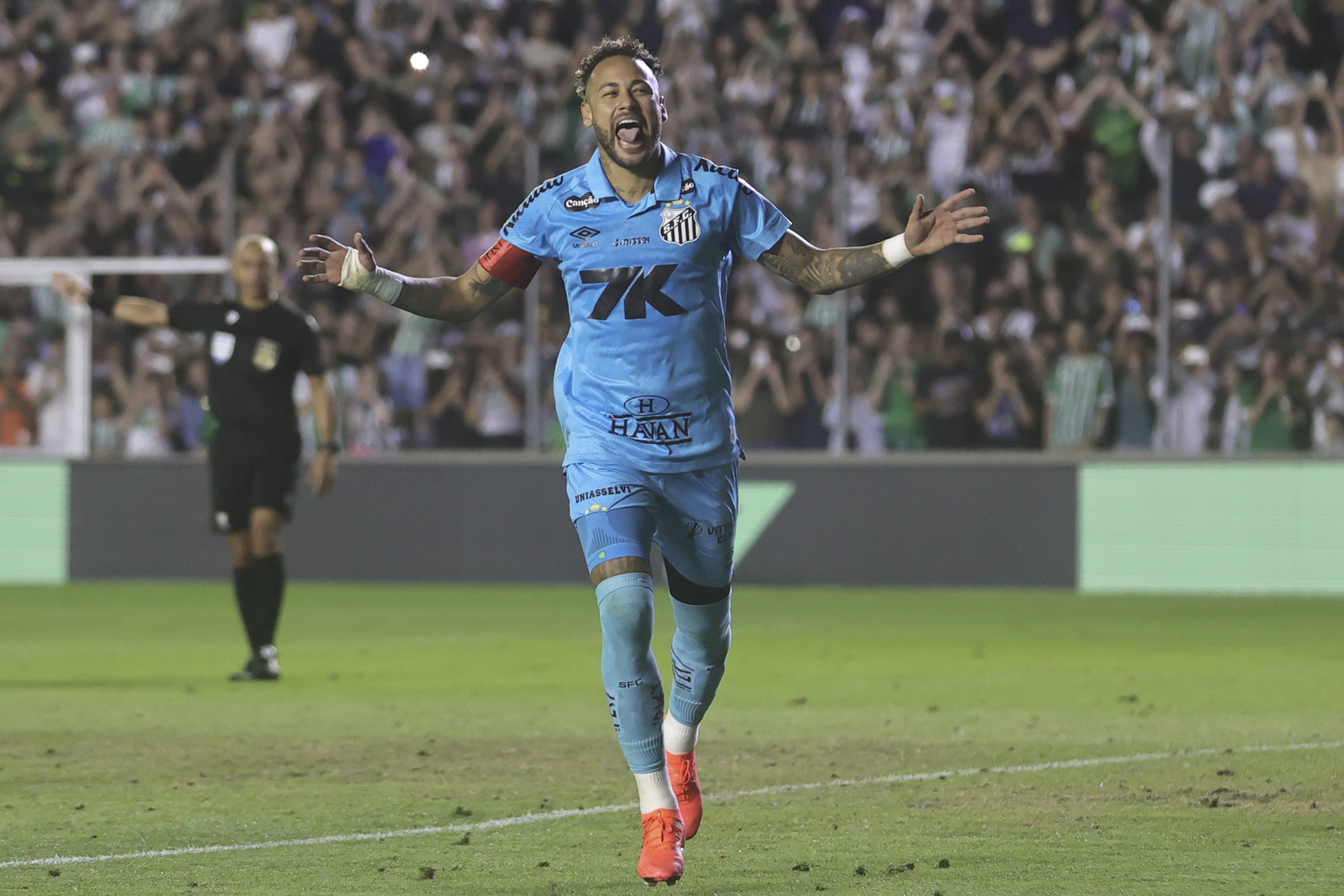 Неймар с травмой оформил хет-трик и принёс «Сантосу» победу над «Жувентуде».