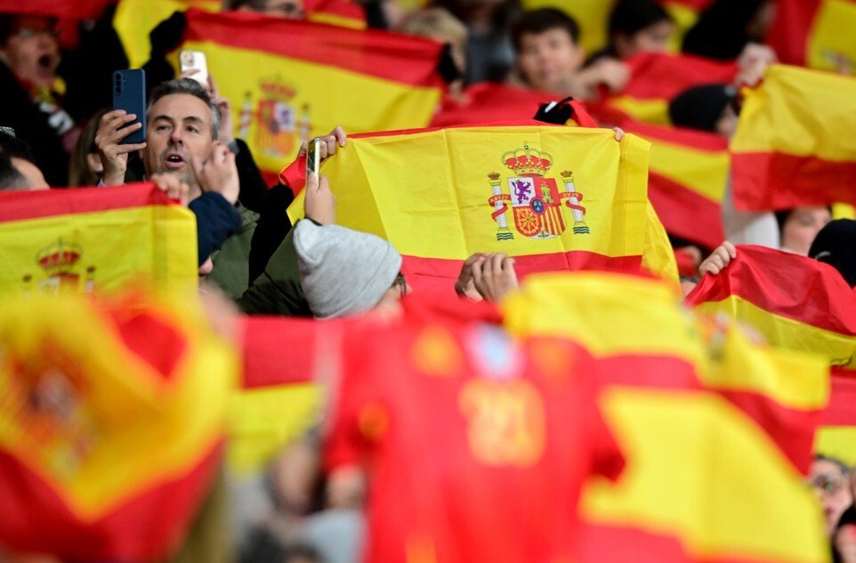 футбольный болельщик на трибуне скандирует