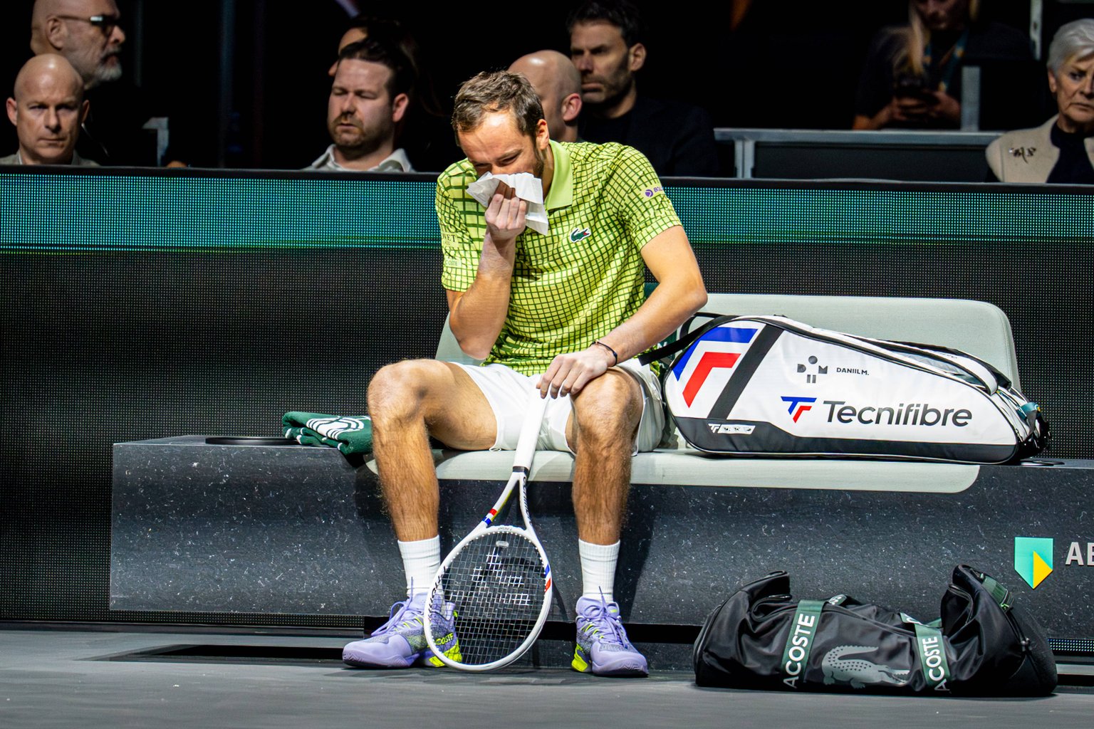 Медведев оказался заблокирован в Дубае вместе с семьёй.